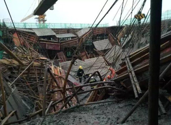 上海奉贤一工地发生坍塌，造成1死9伤
