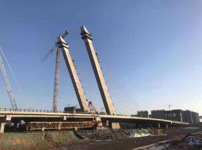 亚洲最宽的无背索斜塔斜拉结构桥通车不到120天大面积破损